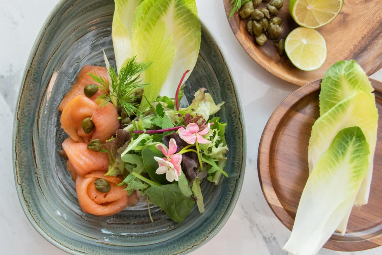 Swissotel Living Dschidda Exterior foto A salad with smoked salmon