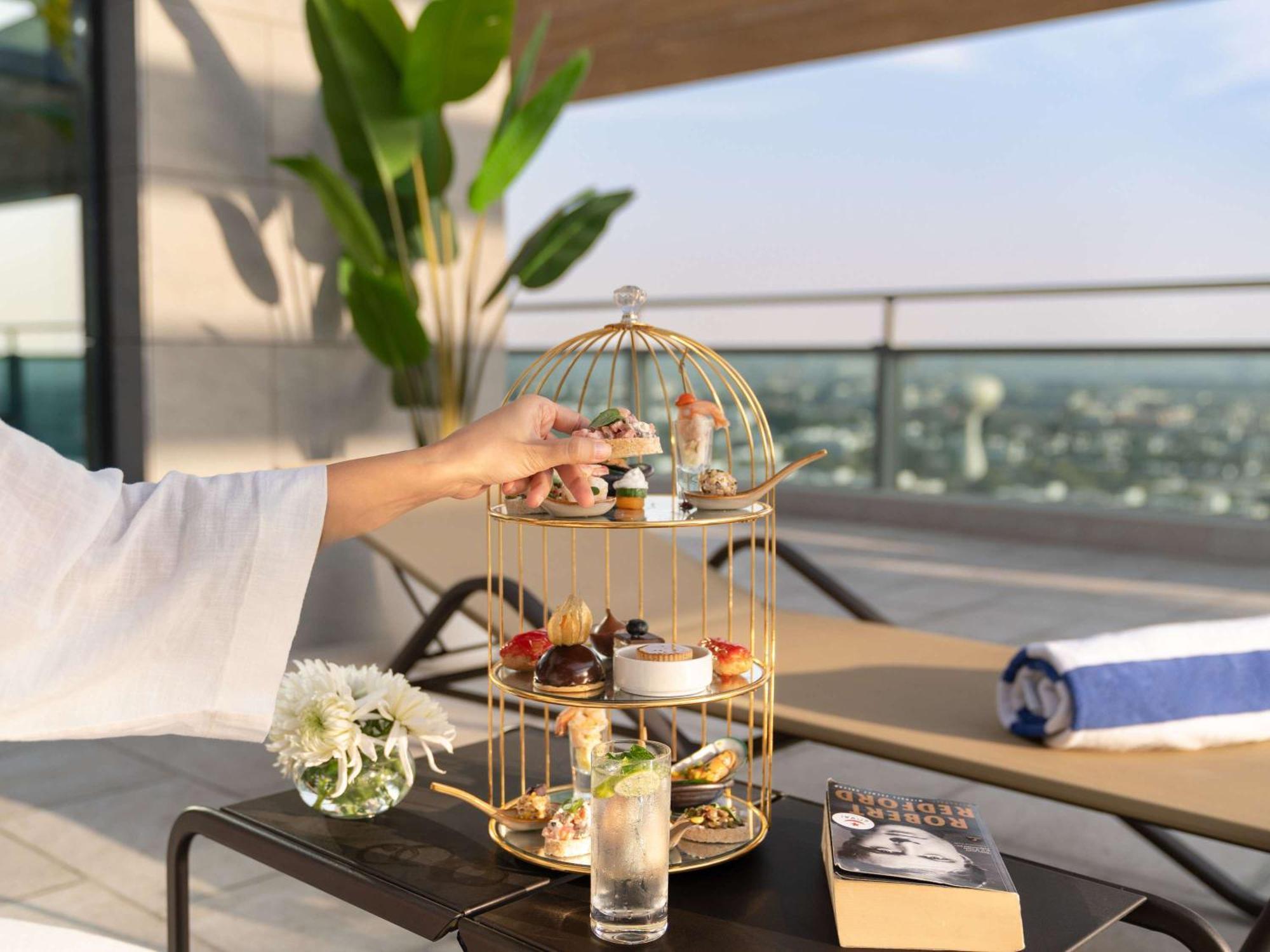 Swissotel Living Dschidda Exterior foto Afternoon tea at the pool deck